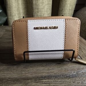 Michael Kors Two-Tone Zip Card Wallet - White & Tan. NWOT PERFECT
